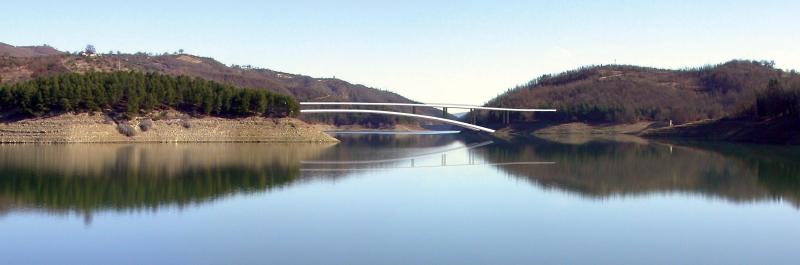 Ponte sul lago Pertusillo, Italia